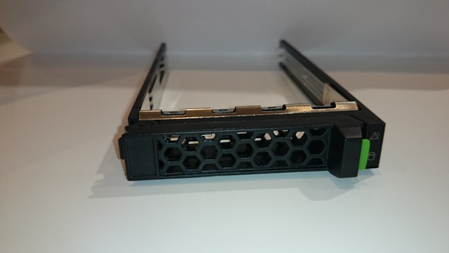 新品即納！Fujitsu PRIMERGY RX1330 M5 E-2334 8GB 3.5x4 300W ベースモデル