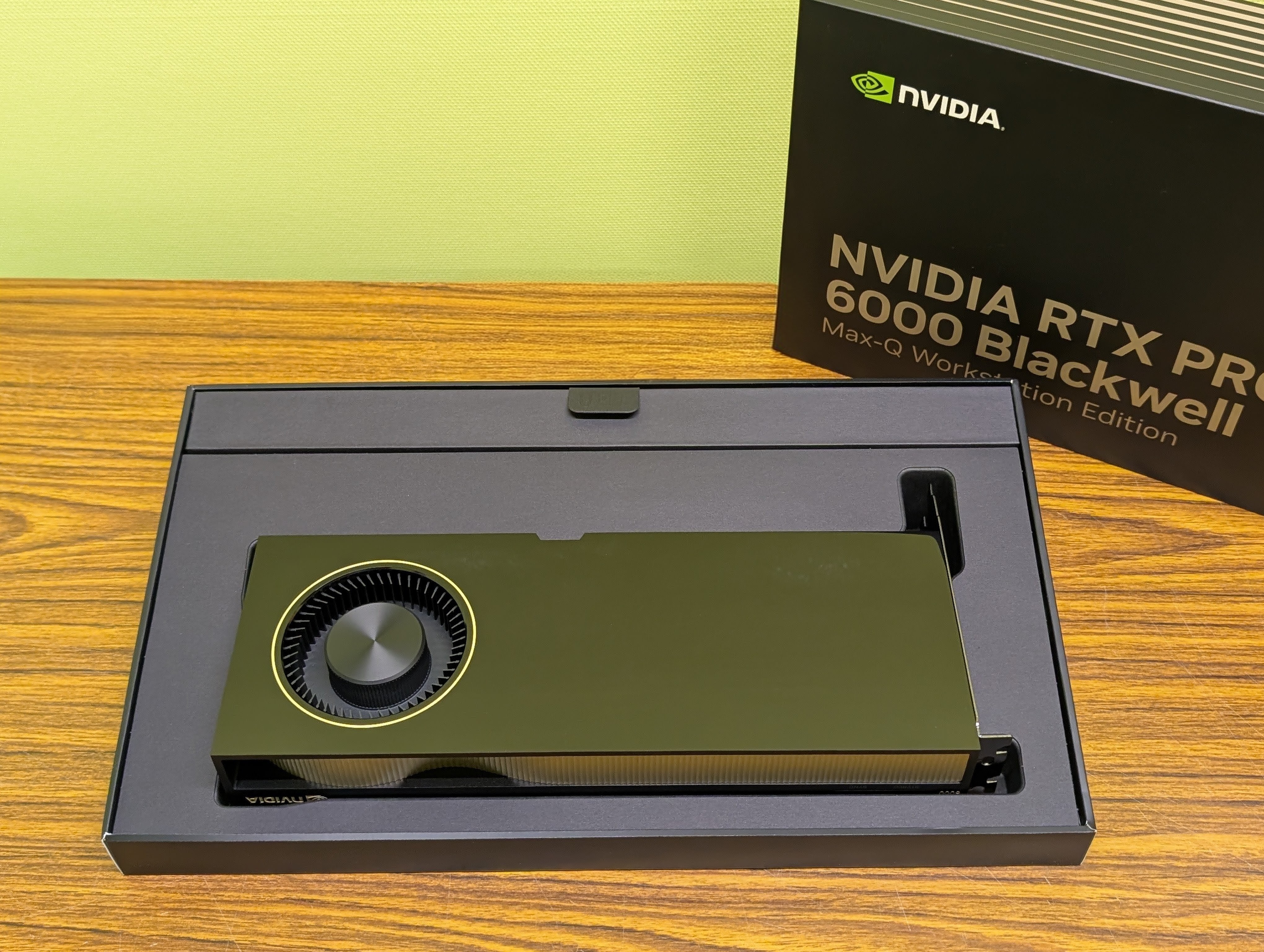 1台緊急入荷！【新品 並行輸入品】NVIDIA RTX PRO 6000 Blackwell Max-Q Workstation Edition 96GB