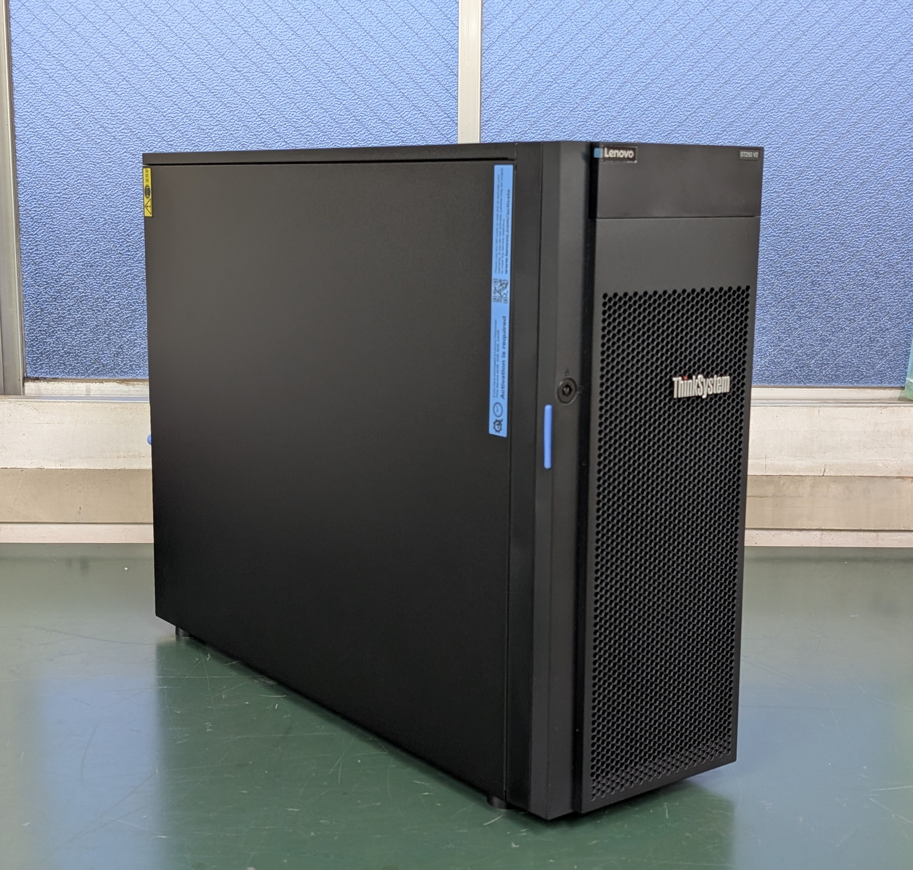 ！在庫限定特価！レノボ ThinkSystem ST250 V2 Xeon E-2324G 16GB 600GBx2 WindowsServer 2022 Std インストール済
